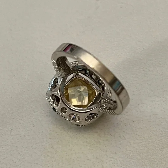 Elegant Silver and Yellow Gemstone Ring - Picture 8 of 9
